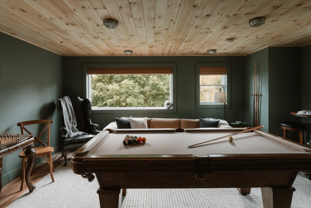 Hickory hardwood flooring with dramatic grain variation in a living room