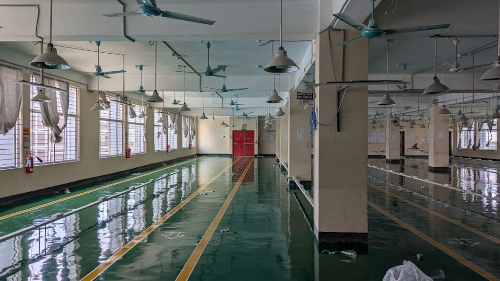 Resin flooring with metallic finish