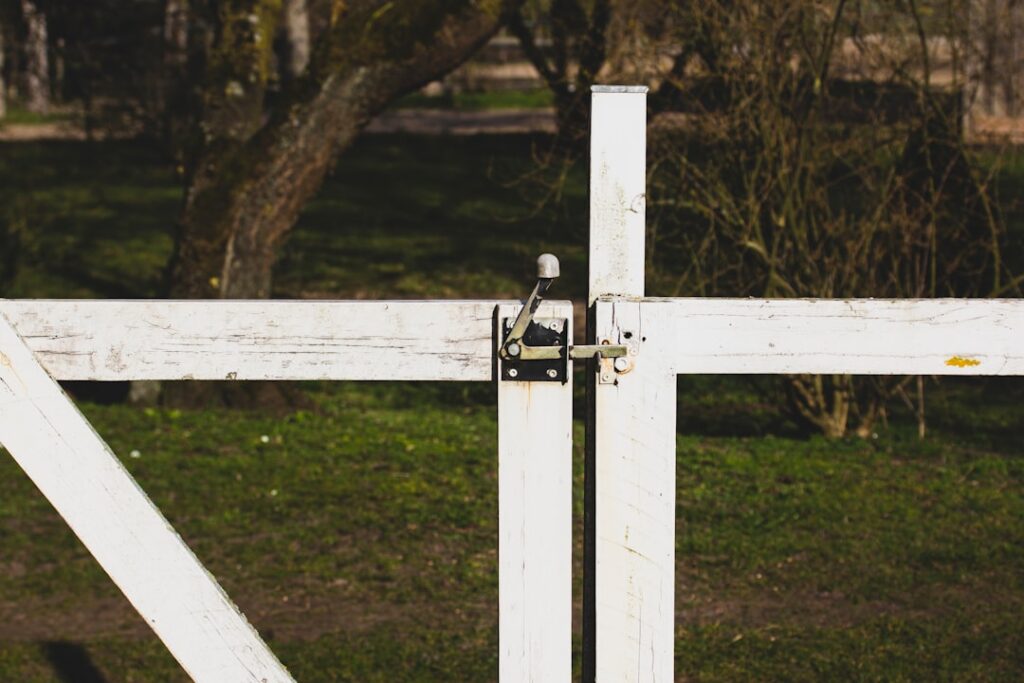 Vinyl Gate Latch: Complete Guide for Homeowners