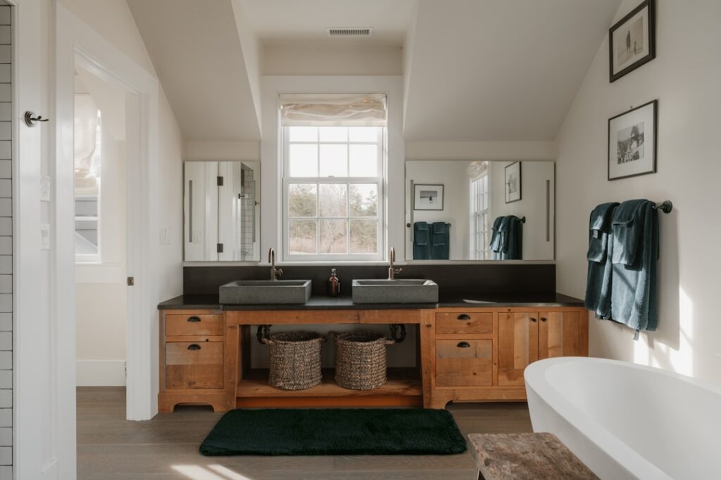 Cottage-Style Bathroom Vanity: Design Ideas