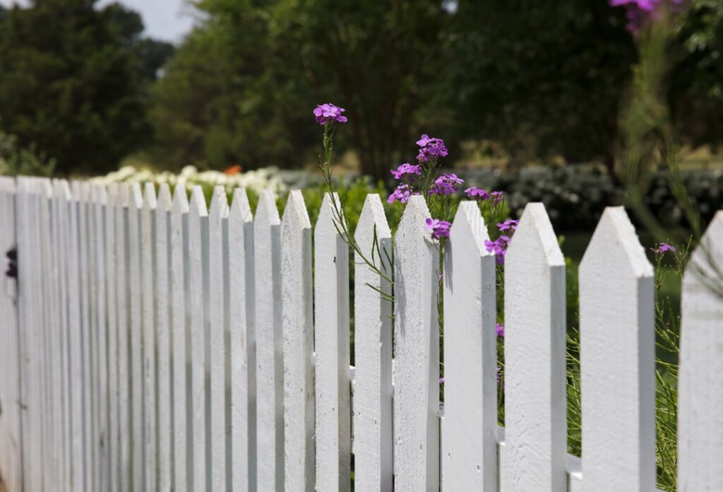 4-Ft White Vinyl Picket Fence: Costs & Buying Guide