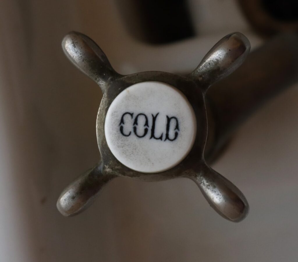 Cold Water Shut Off Valve: Homeowner's Guide