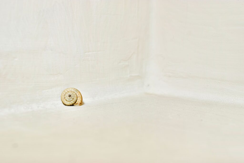 How to Remove Old Caulk From a Tub Cleanly