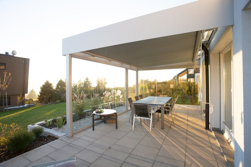 Manual Retractable Patio Screens: Buying Guide