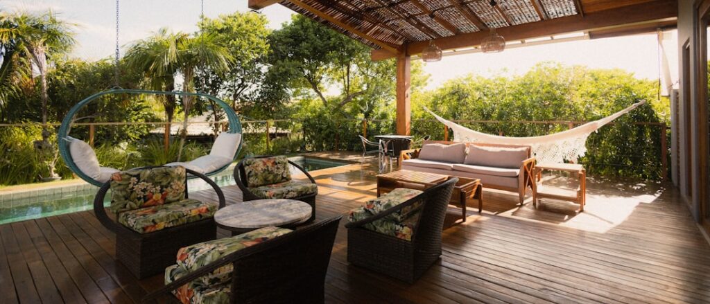 Pergola Over a Pool: Ideas, Sizing and Safety