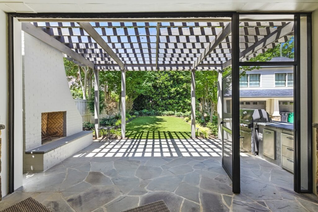 Pergola That Opens and Closes: Louvered Guide