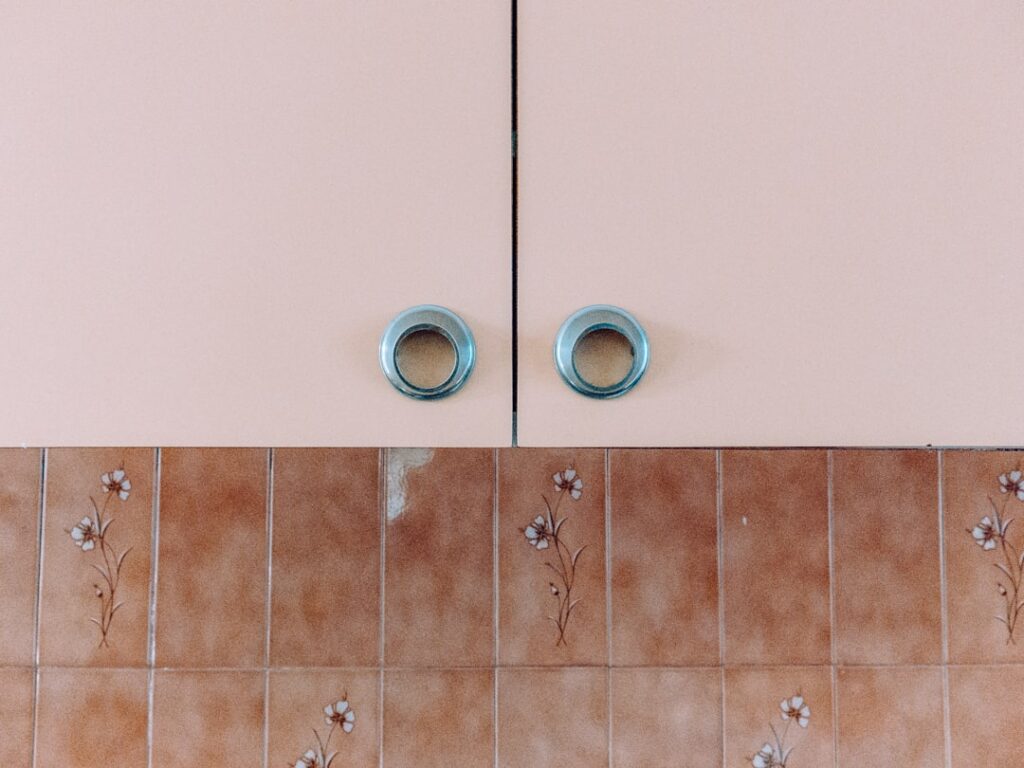 Kitchen Cabinet Knob Placement: Where They Go
