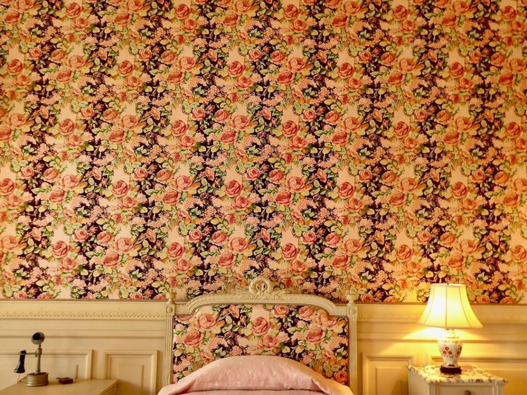 Self Sticking Wallpaper: Apply, Remove, Costs