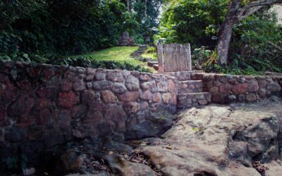 Sloped Yard Natural Rock Retaining Wall Ideas