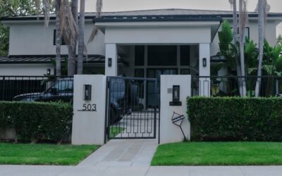 Front Yard Fence Ideas With a Gate That Boost Curb Appeal