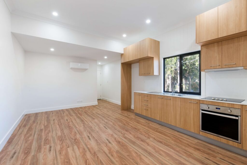 Vinyl Plank Flooring With Oak Cabinets: Best Color Pairings
