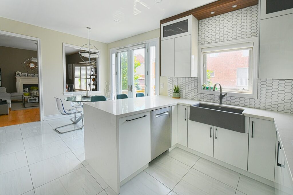 White Quartz Backsplash: Complete Guide for Homeowners