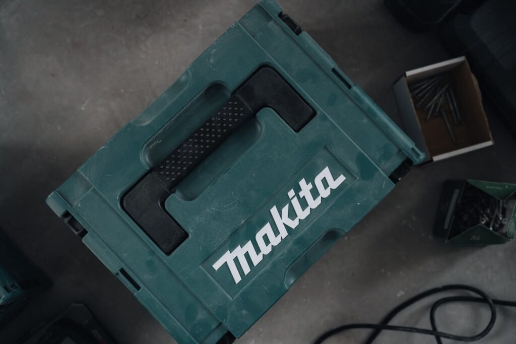 Makita Snow Blower: Cordless Power for Winter Cleanup