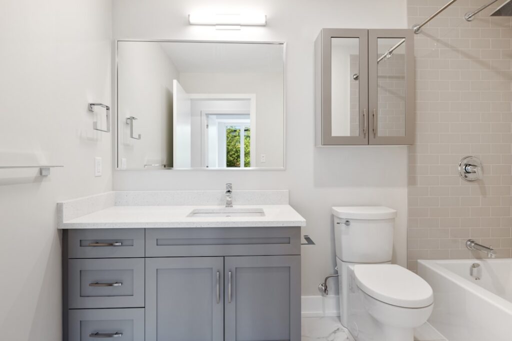Small Bathroom Vanity: The Complete Homeowner’s Guide