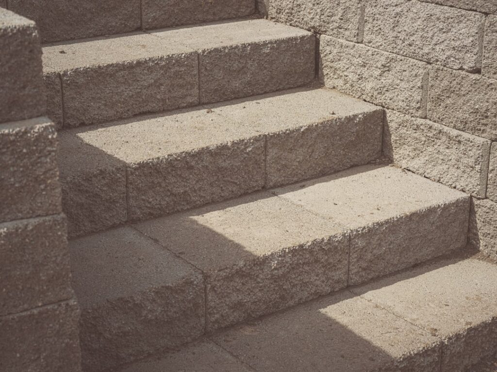 Small Retaining Wall With Steps: A Homeowner’s Build Guide