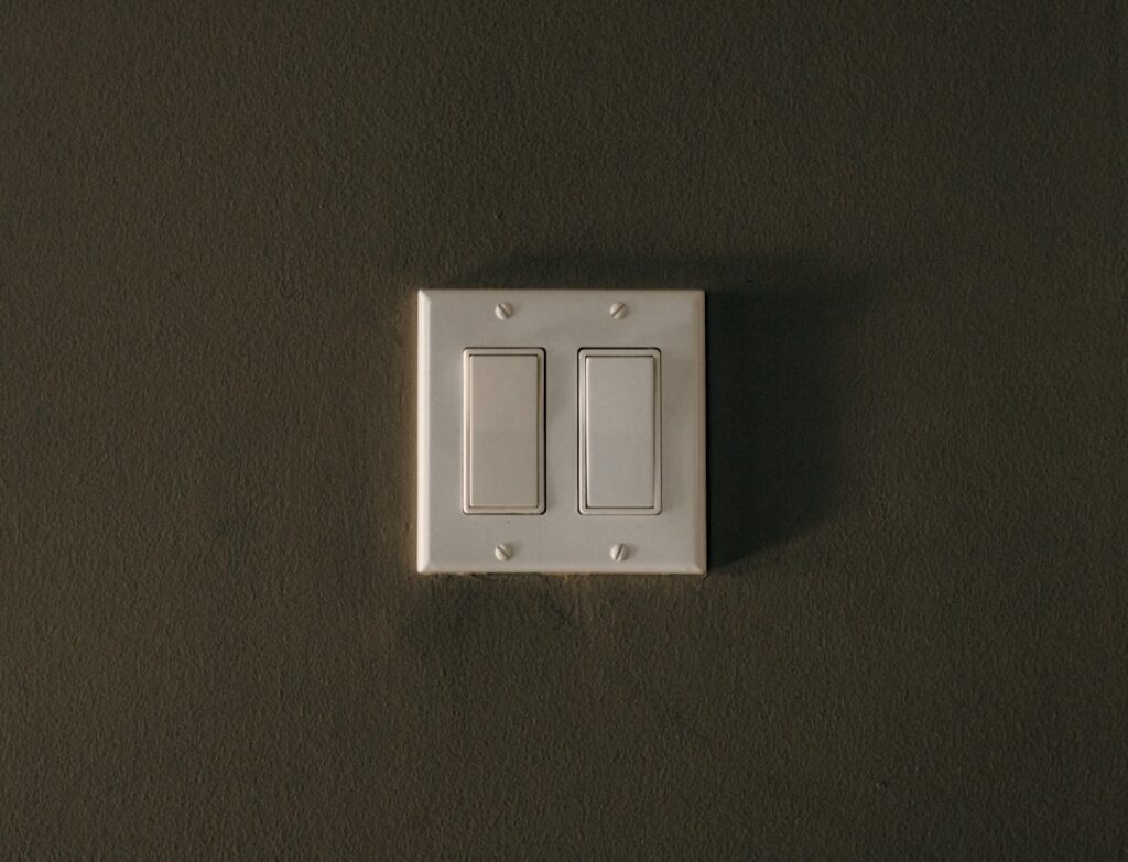 Toggle Light Switch: Complete Guide for Homeowners