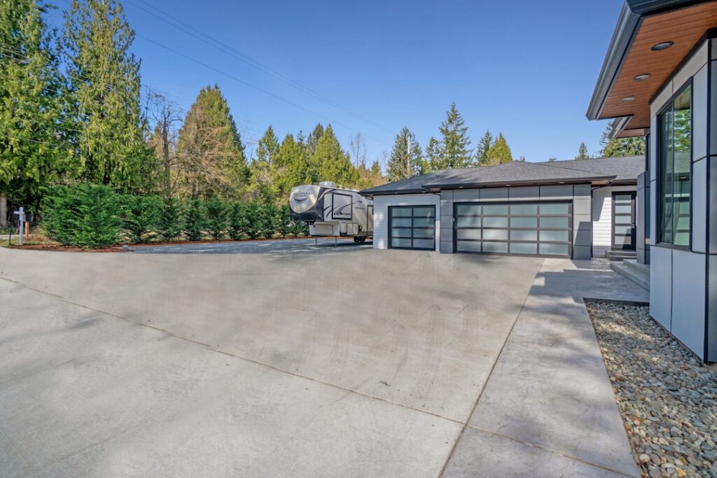 Oil-Based vs Water-Based Driveway Sealer: Which Lasts Longer