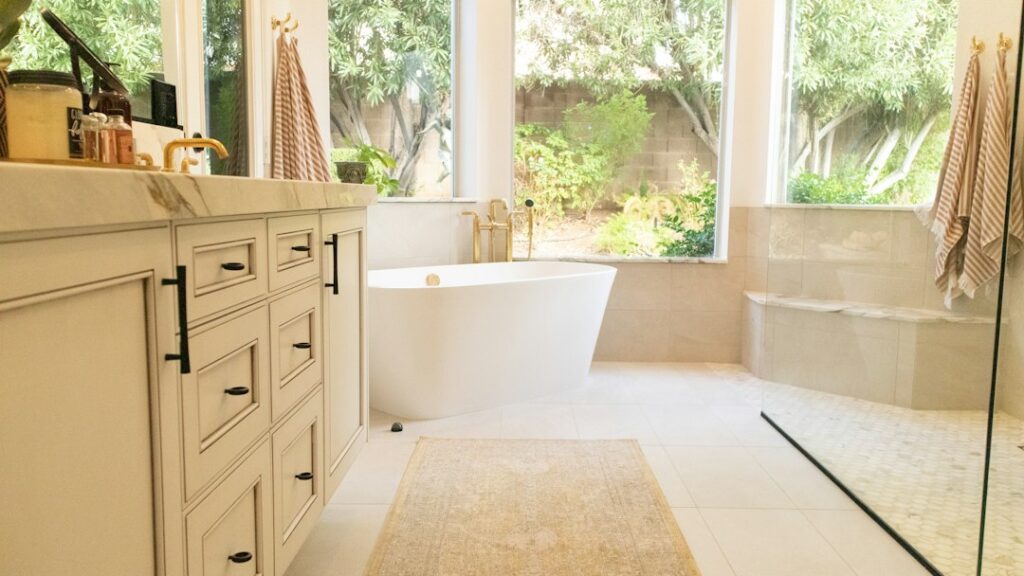 Grey Bathroom Rug: Sizes, Materials and Styling Ideas