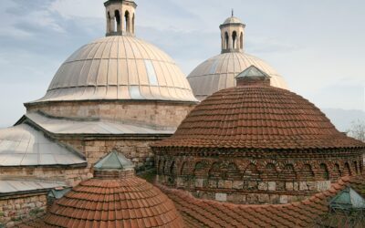 How Long Does a Roof Last: A Realistic Look by Material and Climate
