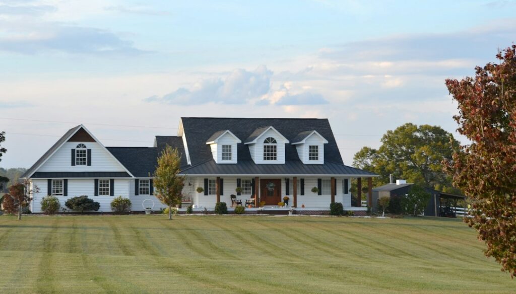 One Story Farmhouse Plans: Single-Level Layouts and Porches