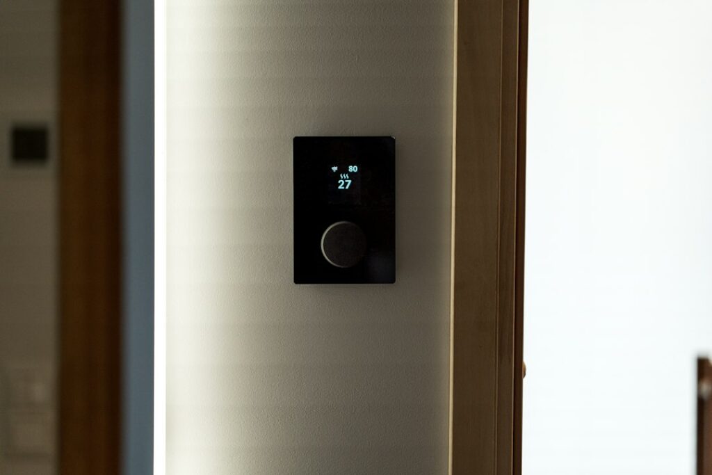 Triac Dimmer Switch: Leading-Edge Dimming and LED Compatibility